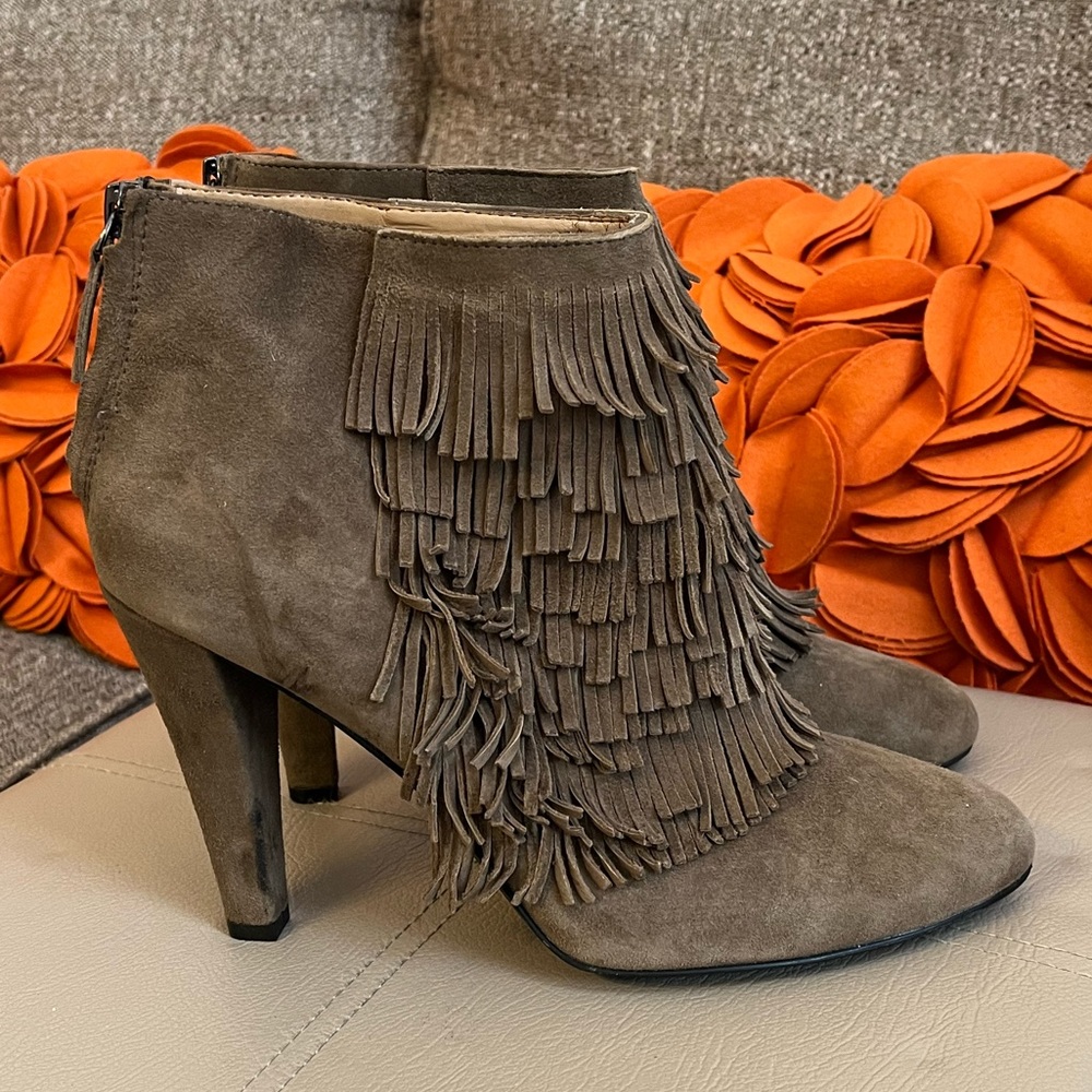 ❣️Banana Republic Suede Tiered Fringe Heeled Boots❣️